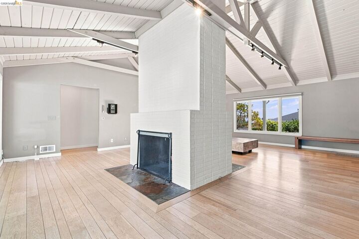 Property Photo: 26 Dudley Ct CA 94611