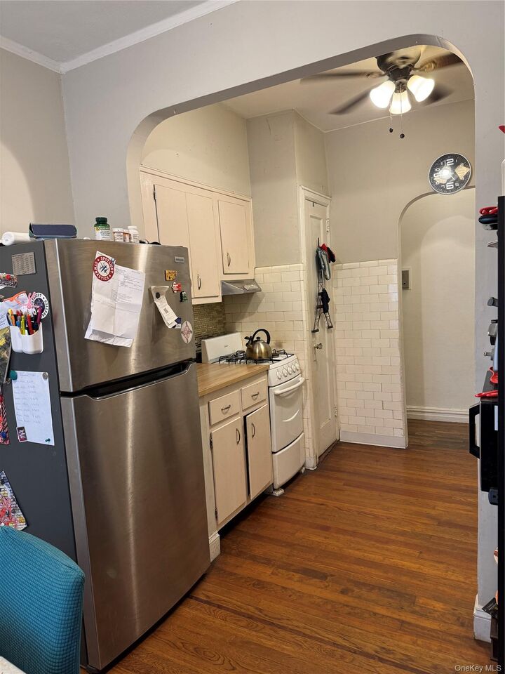 Property Photo:  2922 Barnes Avenue 6L  NY 10467 