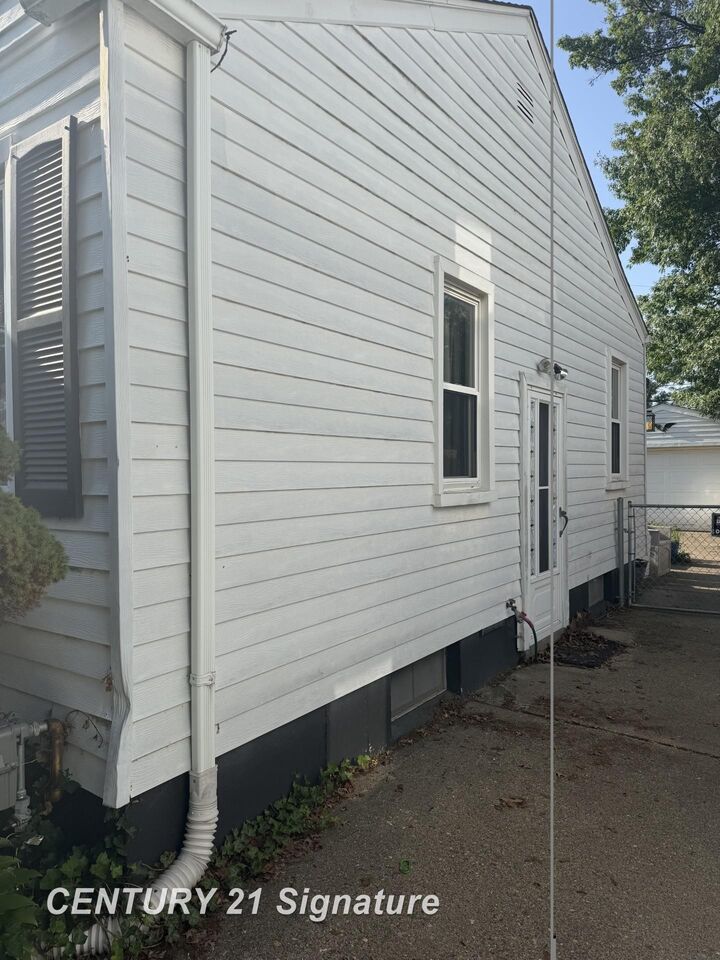 Property Photo:  658 East Coy Avenue  MI 48030 