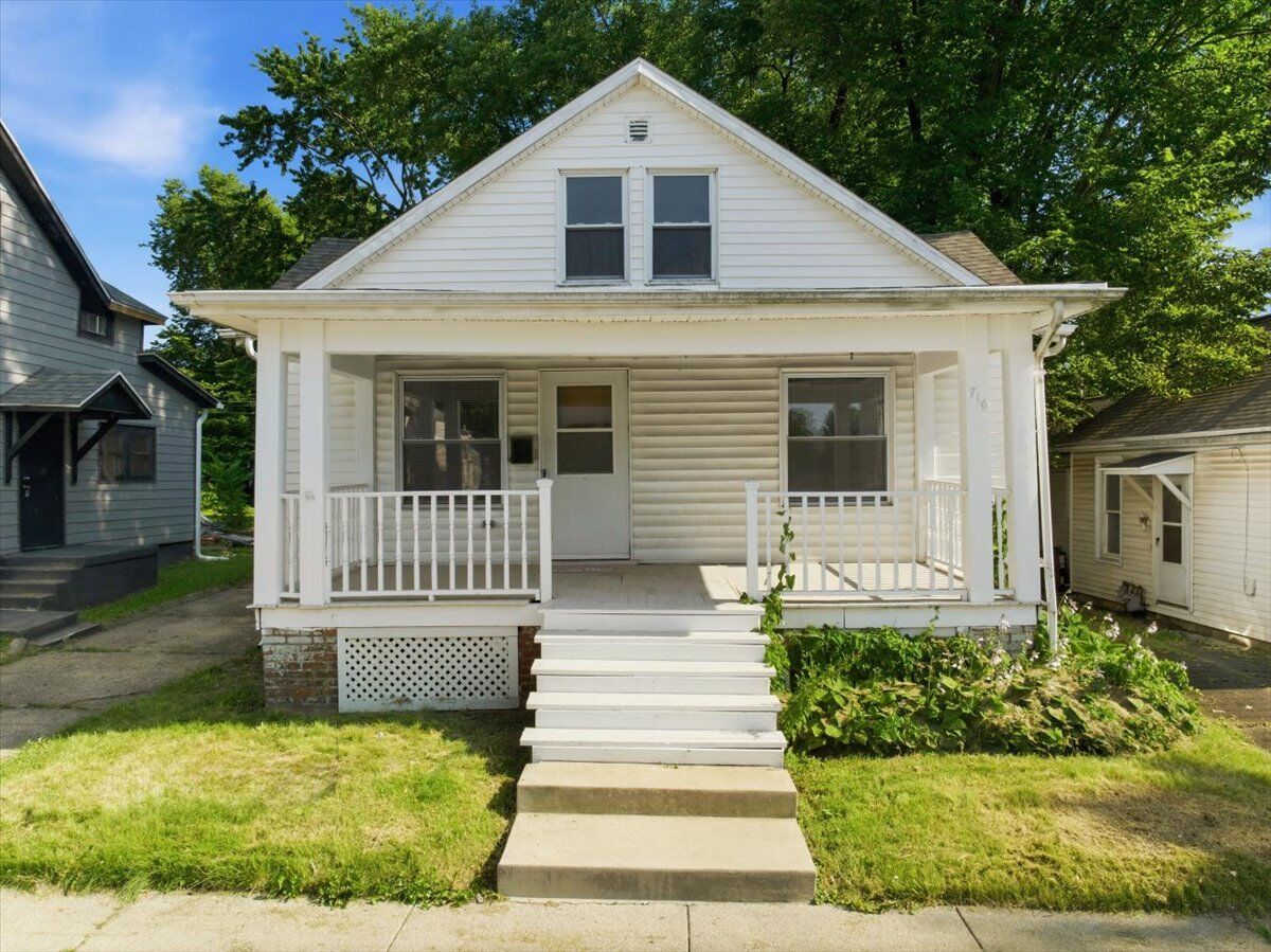 Property Photo:  710 W Jefferson Street  IL 61701 