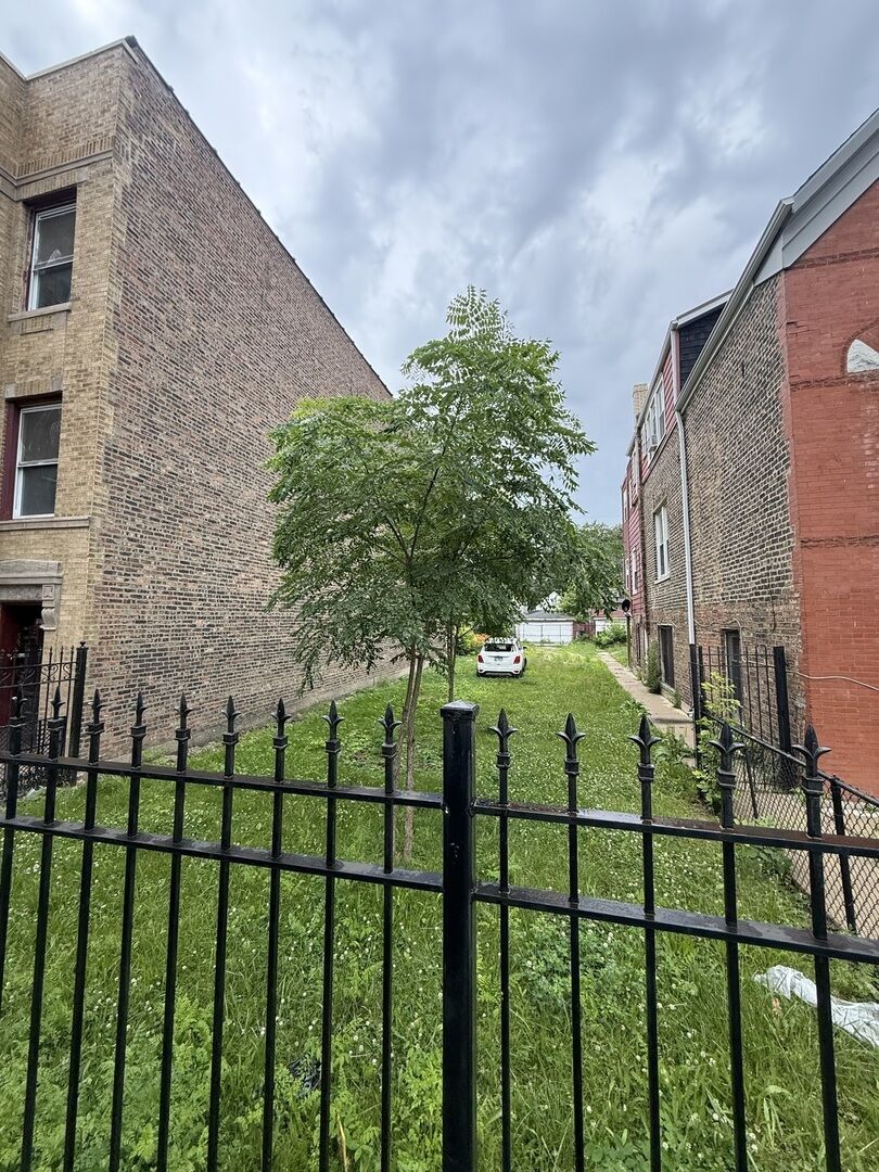 Property Photo:  828 N Springfield Avenue  IL 60651 