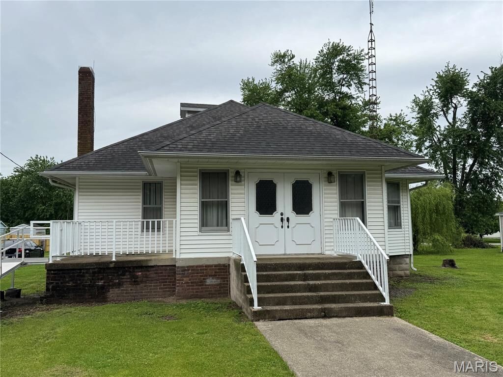 Property Photo:  406 S Cleveland Street  IL 62533 