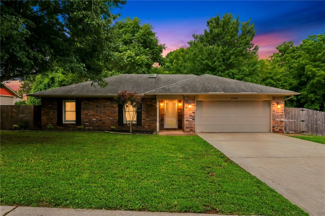 Property Photo:  2709 N Wakefield Place  AR 72703 