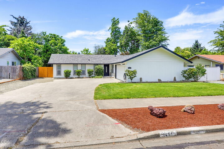 Property Photo: 1451 Bluebonnet Avenue OR 97504
