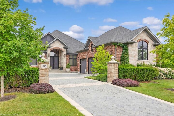 585 Regal Place — photo 1
