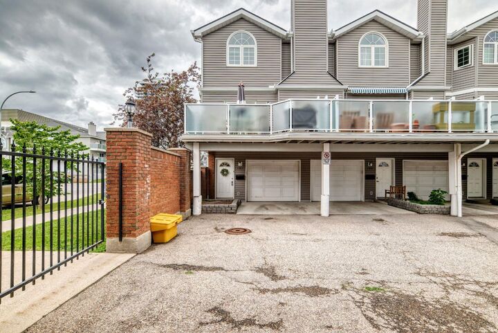 Property Photo: 1607 11 Avenue SW 102 AB T3C 0N3