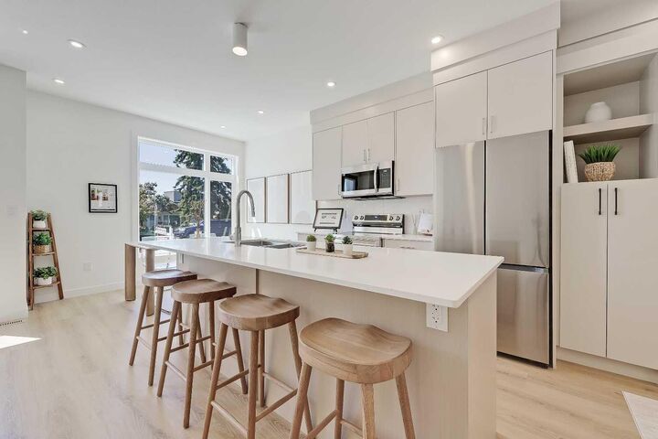 Property Photo: 828 8 Avenue NE 3 AB T2E 9E2