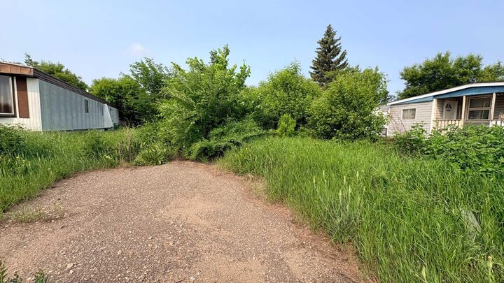 1534 15 Street Crescent — photo 1