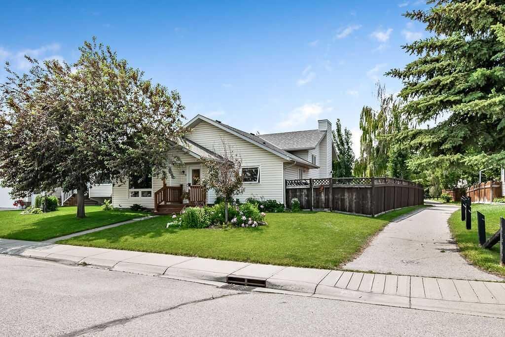 Property Photo:  1001 17 Street SE  AB T1V 1P9 