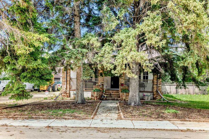 Property Photo: 122 2 Avenue E AB T0J 2R0