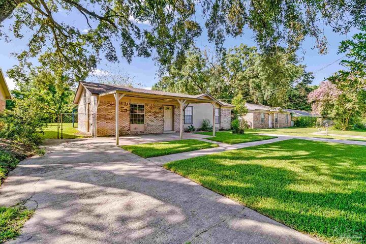Property Photo: 3065 Woodbury Cir FL 32533