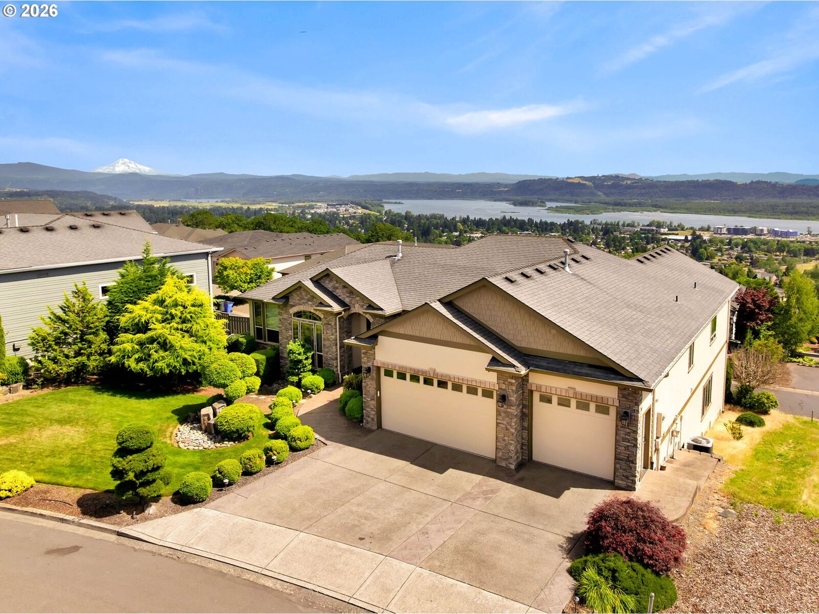 Property Photo: 742 W Chestnut St WA 98671