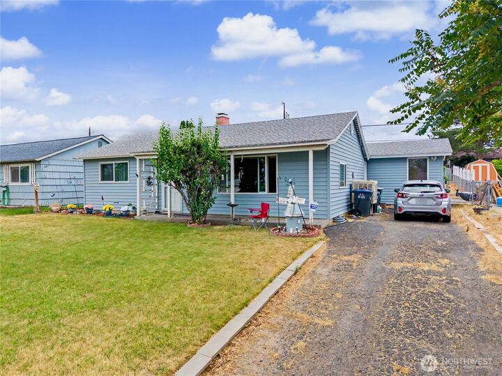 Property Photo:  709 S Hawthorne Drive  WA 98837 