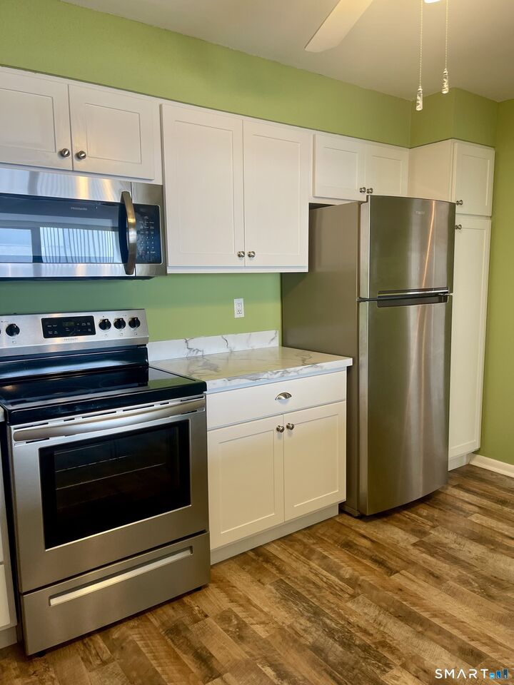 Property Photo:  50 Birdseye Street 406  CT 06615 