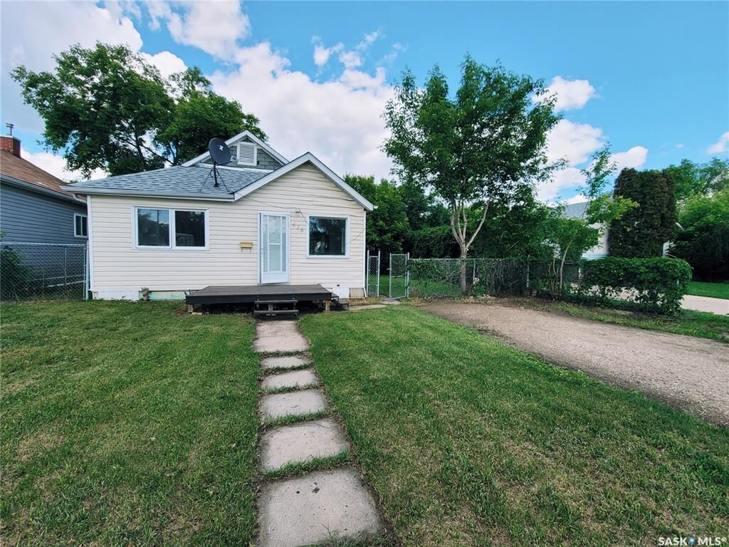 Property Photo: 618 8th Street E SK S6V 0W7