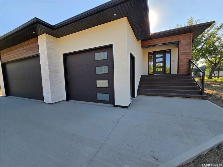 Property Photo: 44 Kenney Crescent SK S4H 1L3