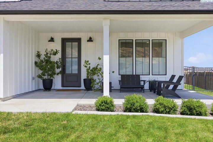 Property Photo:  534 Summerview Ln  WA 99352 