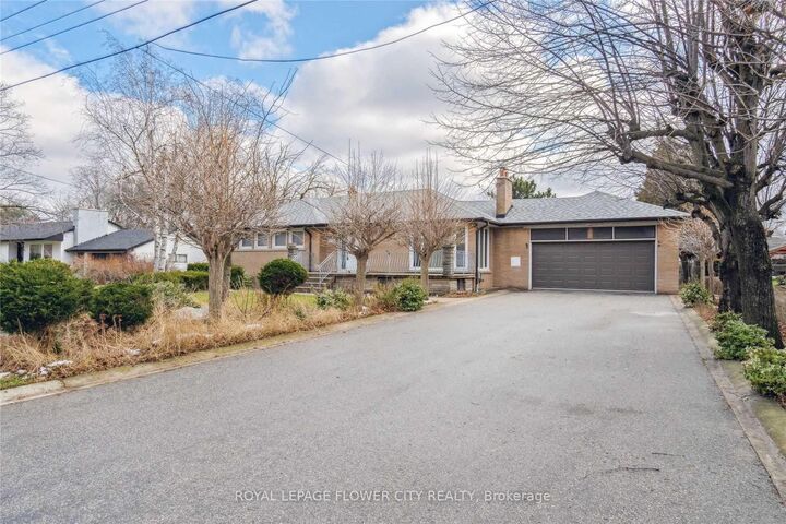 Property Photo: 51 Hillside Avenue ON L4K 1X1