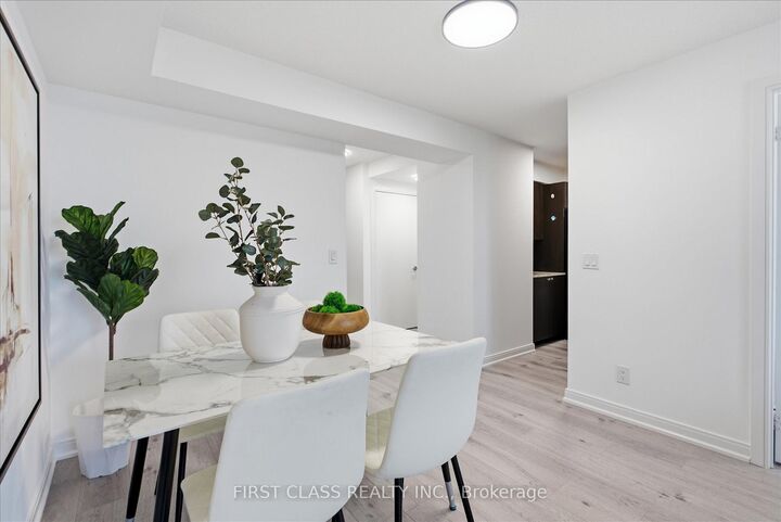 Property Photo: 181 Village Green Square 2918 ON M1S 0K6