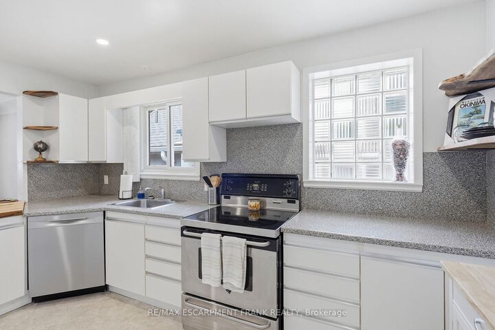 Property Photo:  95 East 18th Street 1  ON L9A 4N9 