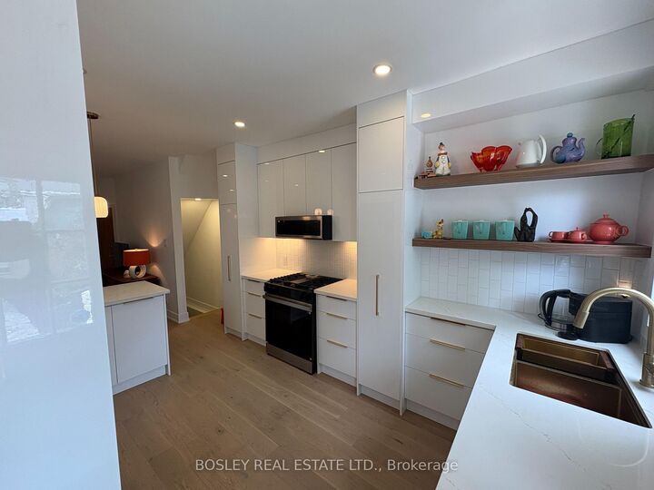 Property Photo:  111 Carlaw Avenue  ON M4M 2R8 