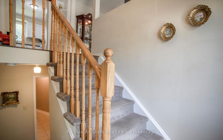Property Photo: 39 Applewood Crescent ON L9L 1G7