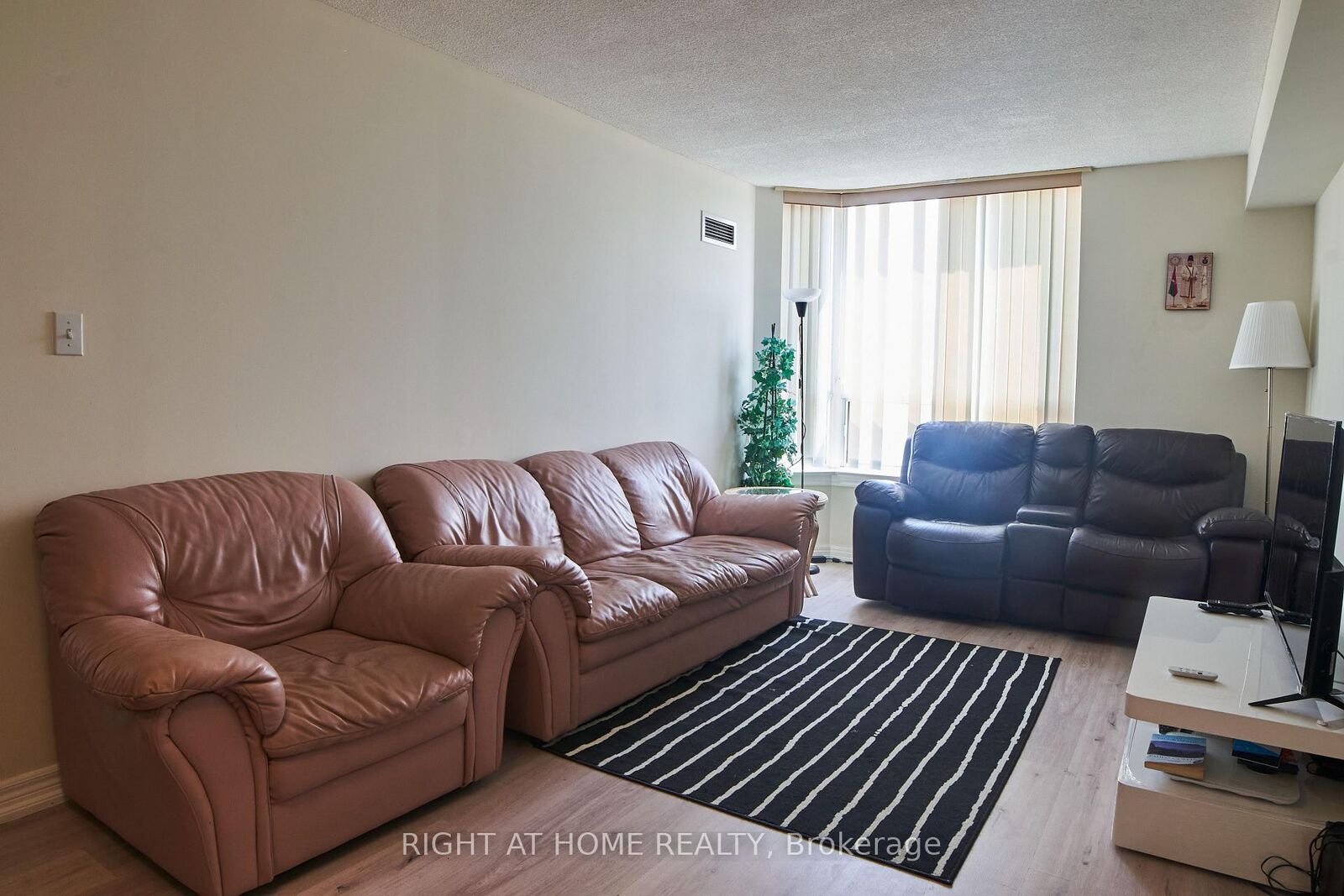Property Photo:  1700 Eglinton Avenue E 609  ON M4A 2X4 
