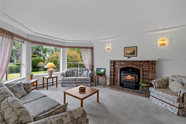 Property Photo: 464 Quatsino Rd BC V9K 1B5