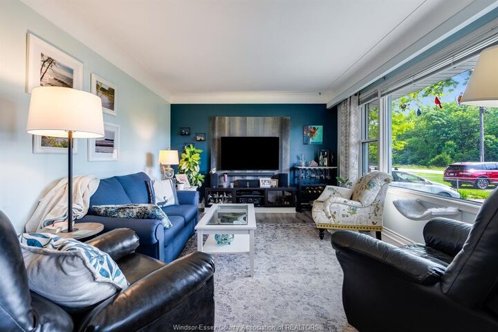 Property Photo: 27 Mersea Rd 12 ON N8H 3V4