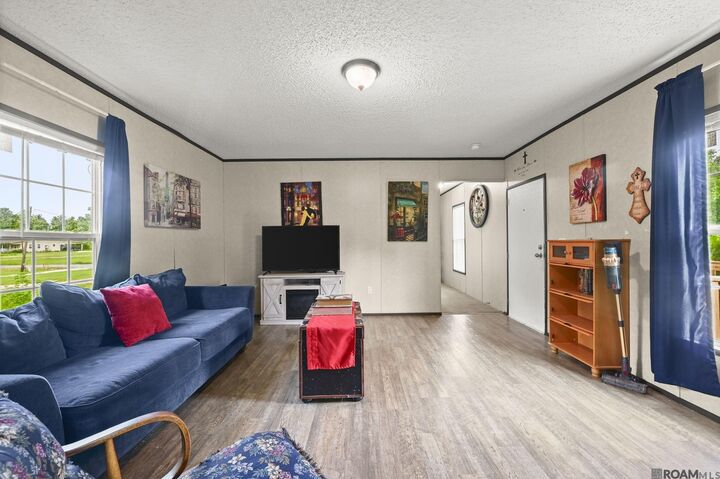 Property Photo: 8526 Pertuis Rd LA 70774