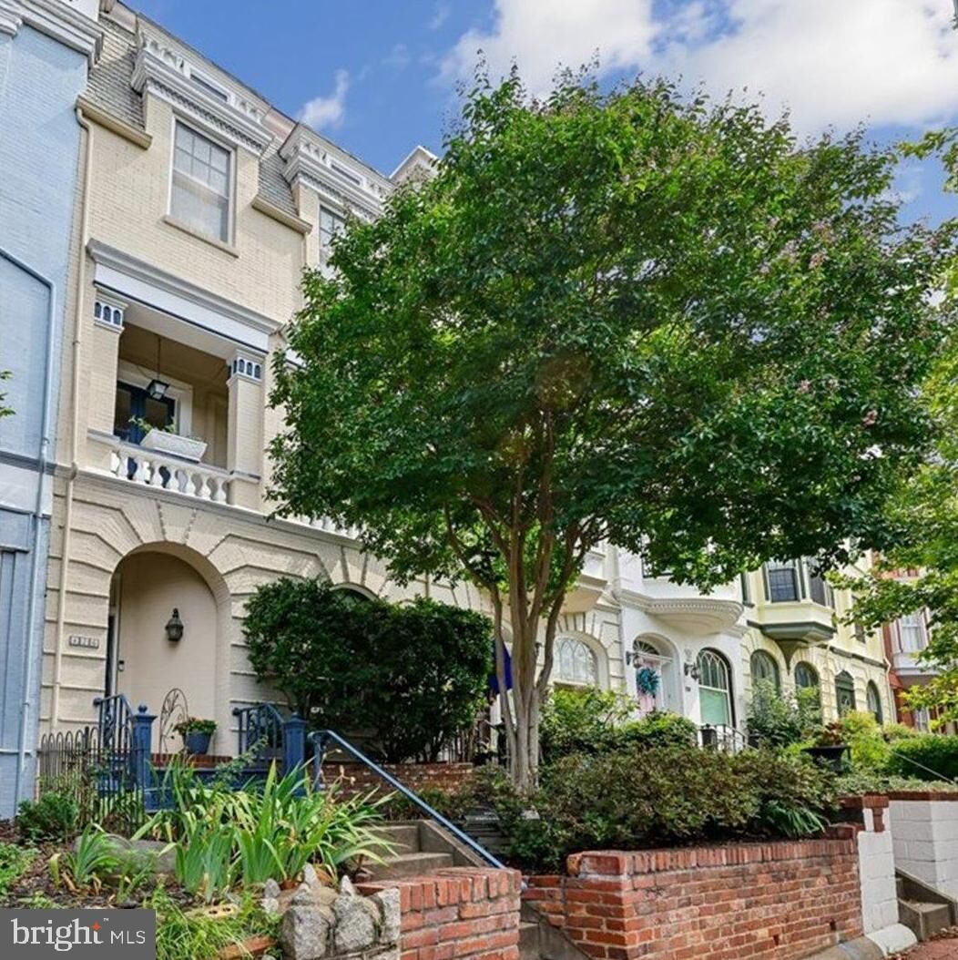 Property Photo:  126 E Street SE  DC 20003 