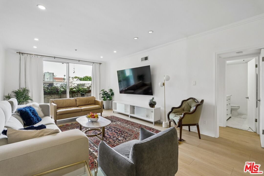 Property Photo: 125 Montana Ave CA 90403