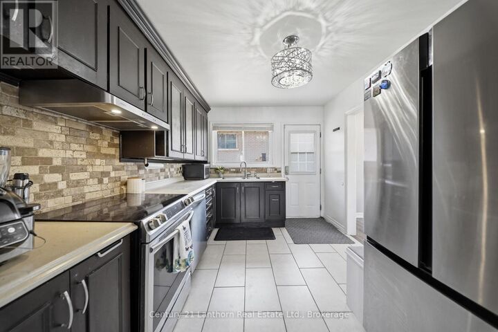 Property Photo:  15 Wilson Crescent  ON K8V 1Y2 