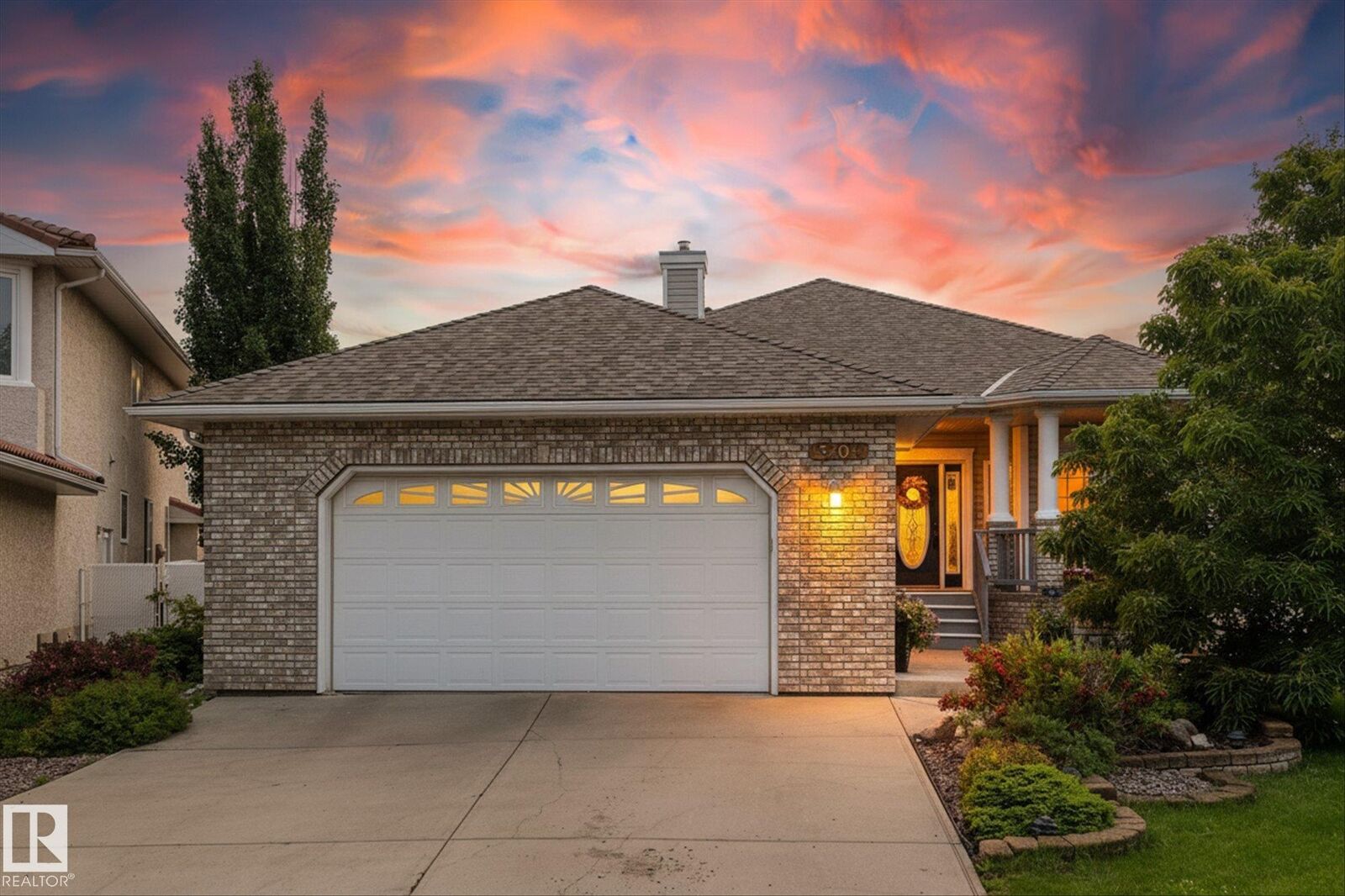 Property Photo:  8704 165 Avenue NW  AB T5Z 3W9 