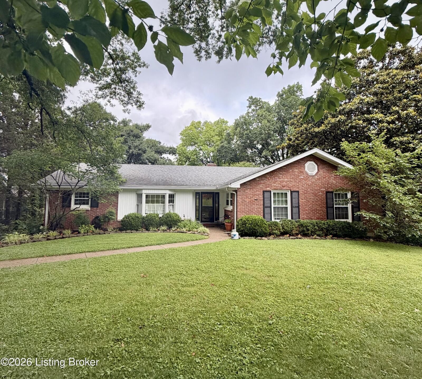 Property Photo: 728 Fairhill Dr KY 40207