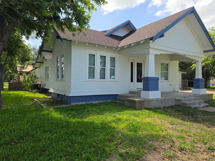 Property Photo:  101 N N Hackberry  TX 77975 