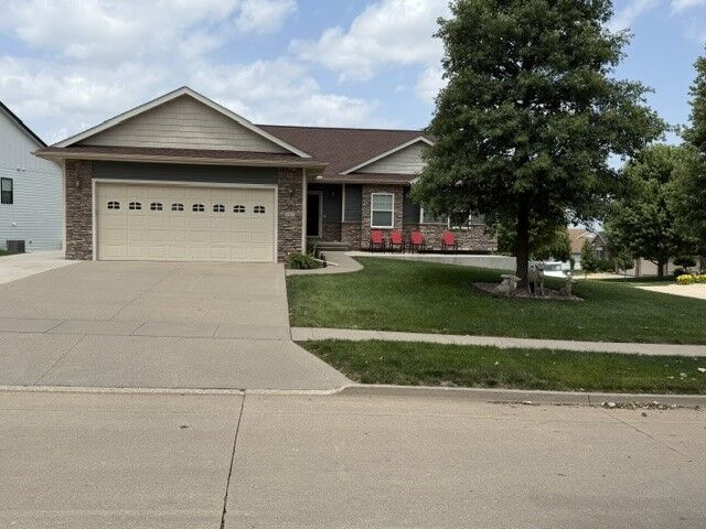 Property Photo:  2462 E Highview Drive  IA 50320 
