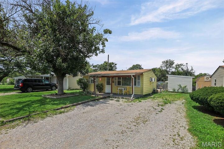 Property Photo:  221 Saint John Drive  IL 62206 