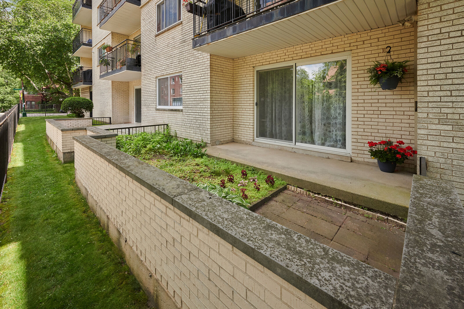 Property Photo: 7074 N Ridge Boulevard 1E IL 60645