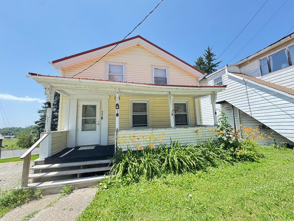Property Photo:  923 Main St  PA 18829 