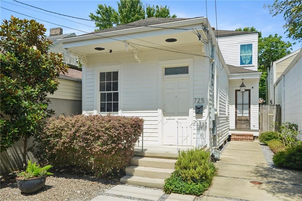Property Photo:  725 Robert Street  LA 70115 