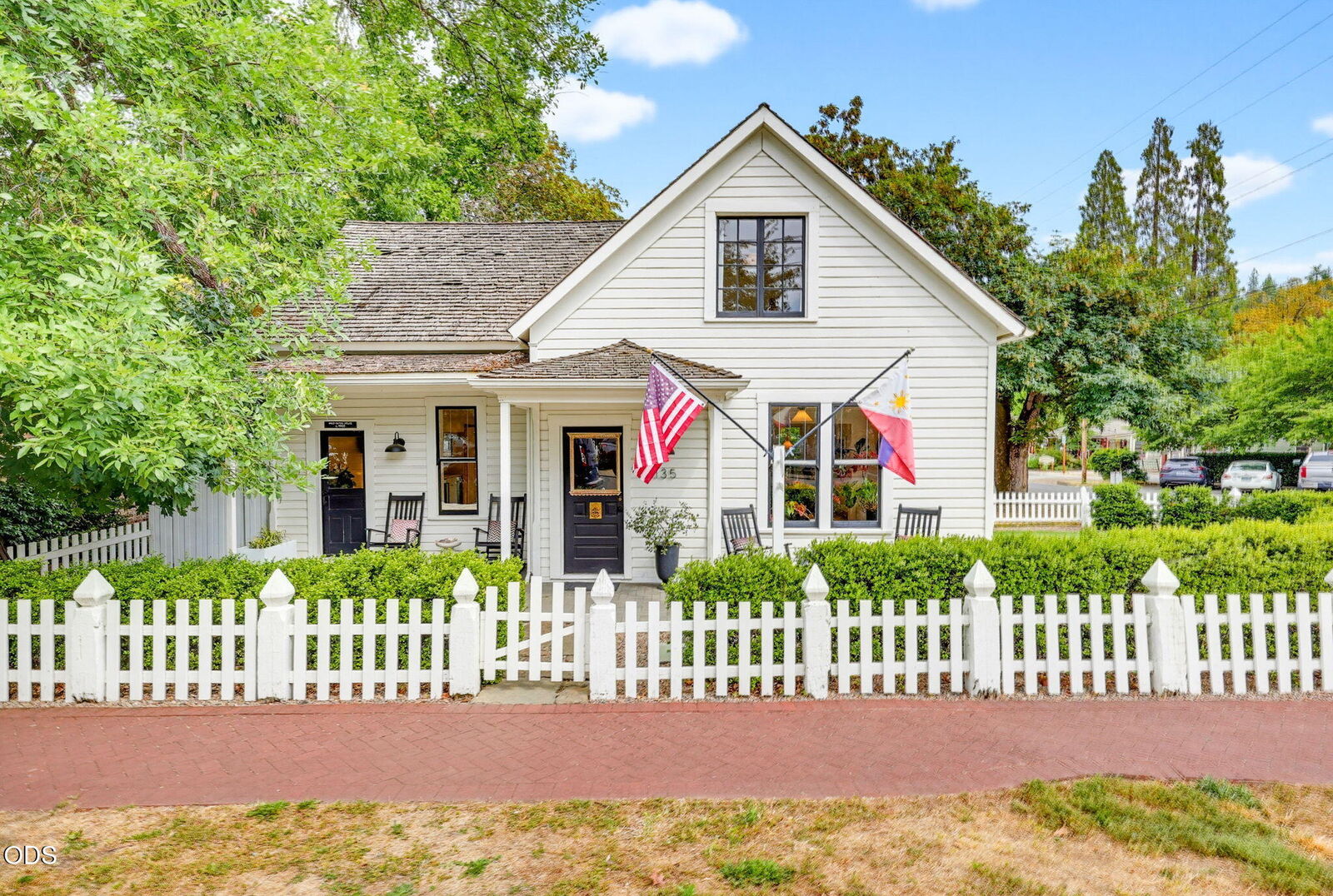 Property Photo: 135 S 3rd Street OR 97530
