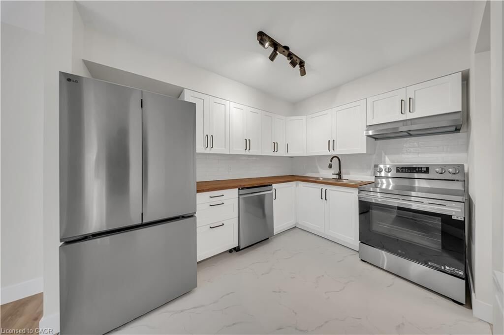 Property Photo: 3085 Kingsway Drive 21 ON N2C 2P1