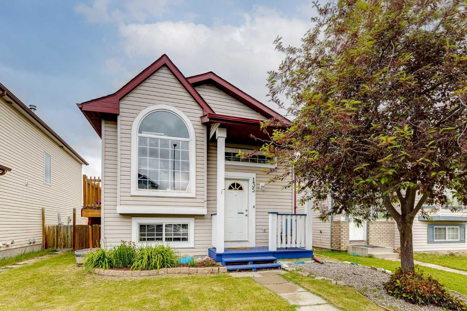Property Photo:  135 Covewood Close NE  AB T3K 4Z8 