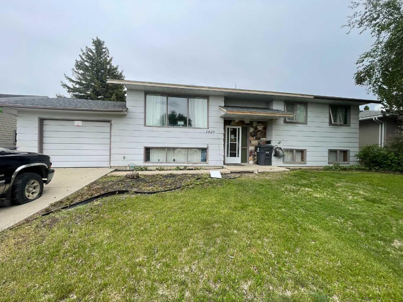 Property Photo:  1020 1 Street W  SK S0L 1S0 
