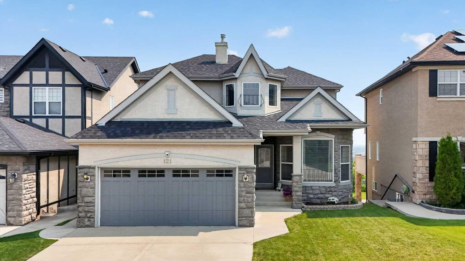 Property Photo:  121 Sherwood Way NW  AB T3R 1M8 