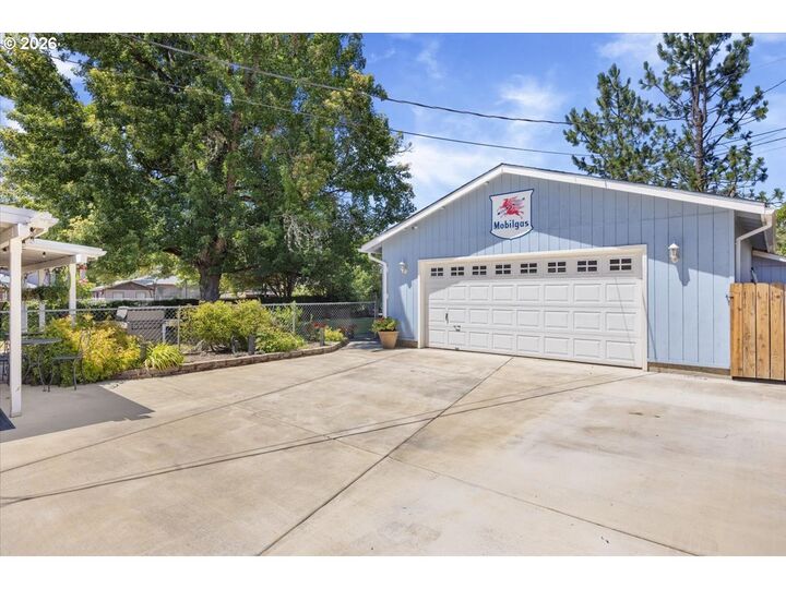 Property Photo:  946 E 4th Ave  OR 97469 