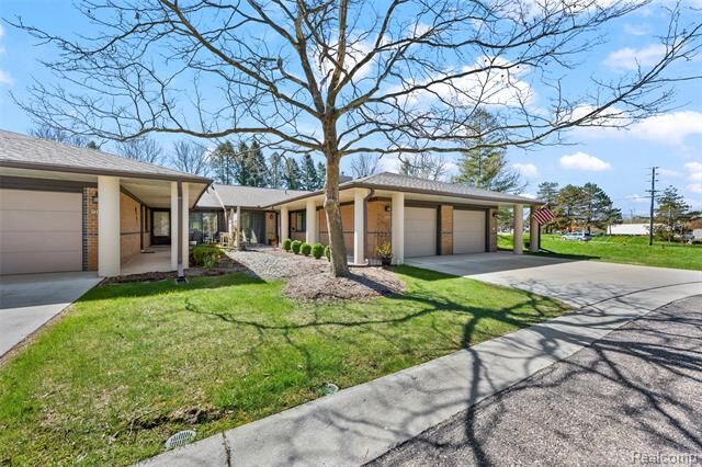 Property Photo:  985 Wexford Way 34  MI 48307 