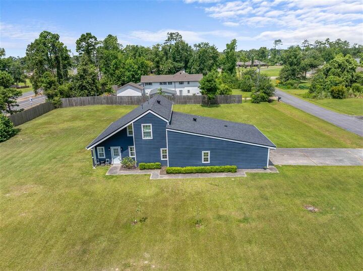 Property Photo:  111 E Park Manor E  LA 70611 