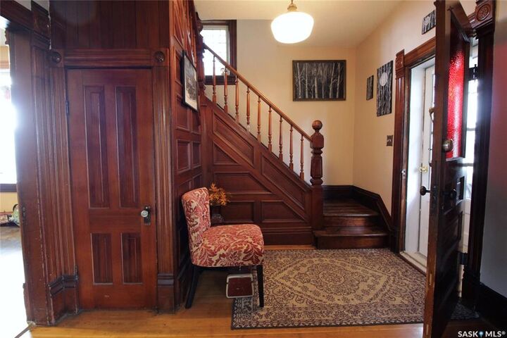 Property Photo: 807 Gordon Street SK S0G 3N0